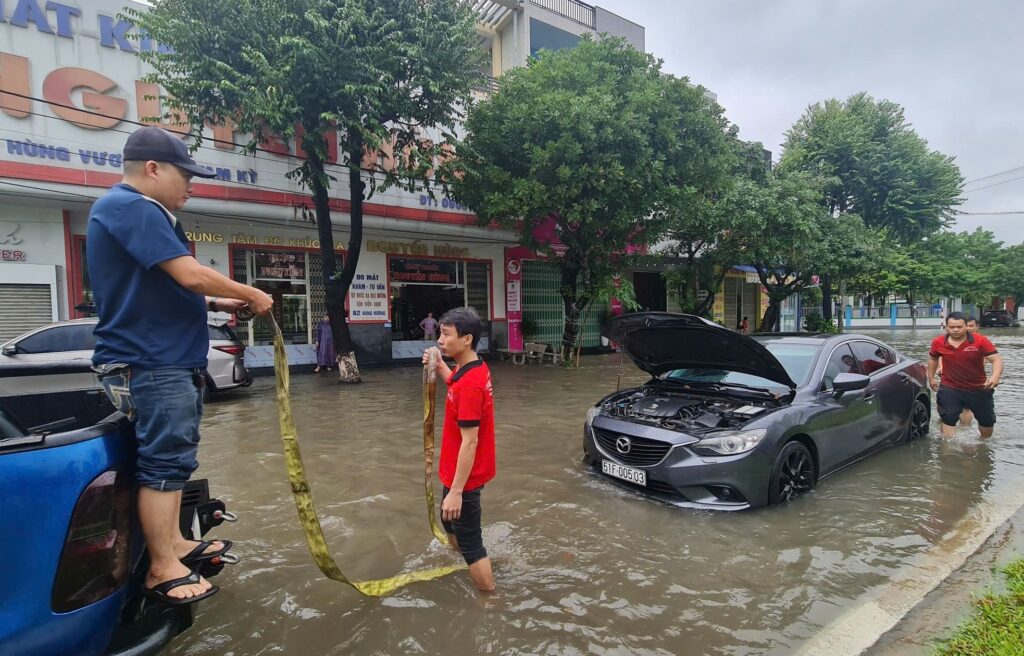 Mưa như trút ở Quảng Nam, ô tô ‘chết đuối’ giữa biển nước