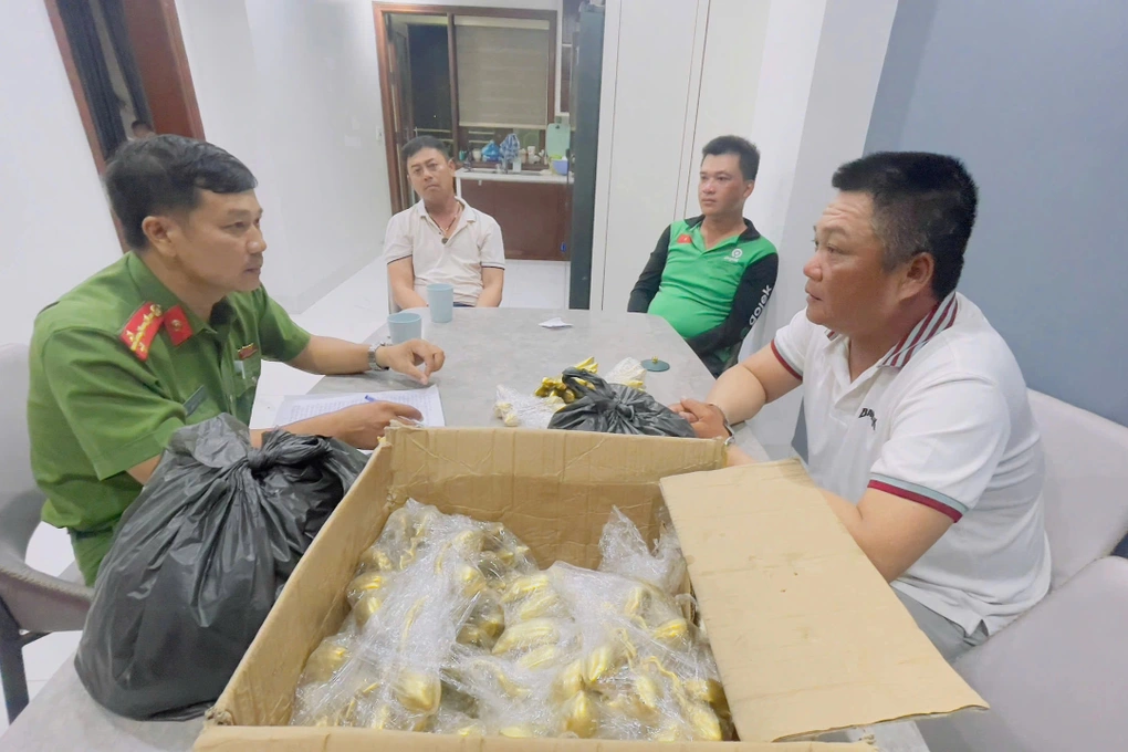 Bà chủ cửa hàng vật liệu đổi nhẫn vàng 5.000 USD lấy cổ vật giả