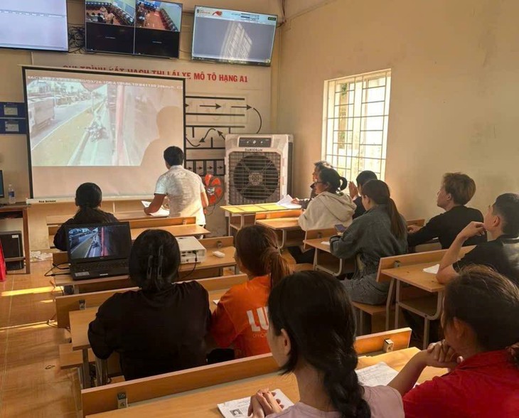 Cho học viên xem video tai nạn giao thông, trước khi thi sát hạch lái xe